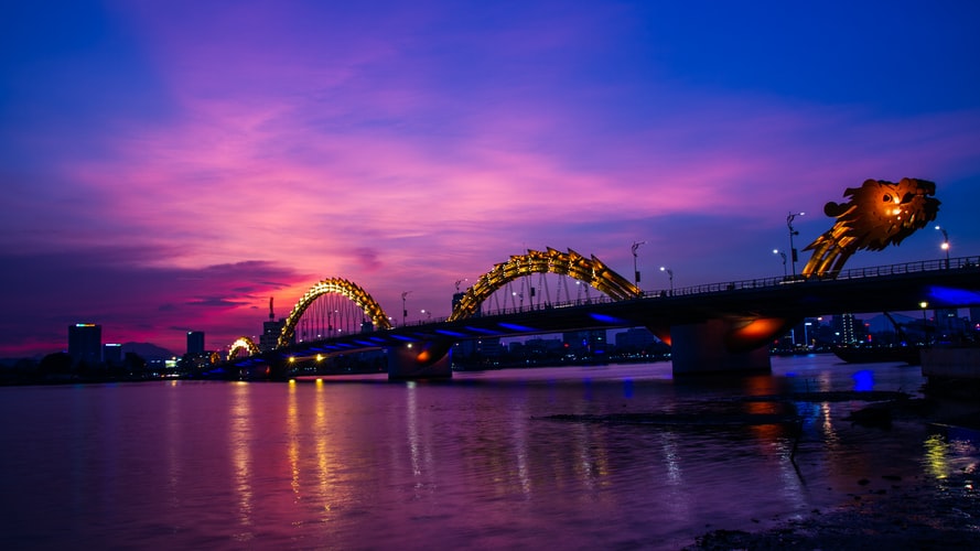 Xe đưa đón sân bay sẽ đưa bạn qua cầu rồng Đà Nẵng